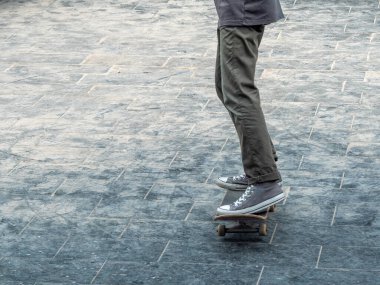 Boş zaman aktivitesi. Sportif yaşam tarzı. Genç kaykaycı parka atlıyor. Aşırı sporlar gençler arasında çok popülerdir..