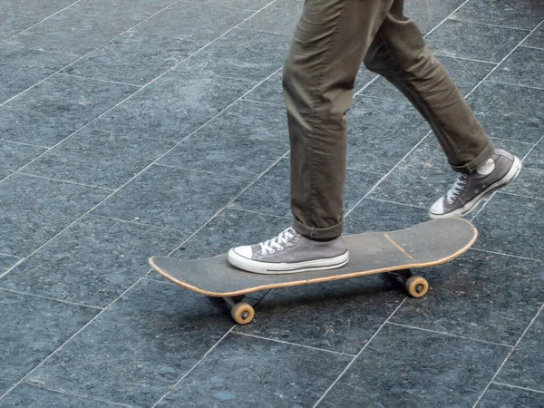 Tiener Gaat Een Ritje Maken Een Skateboard Linkervoet Zit Het — Stockfoto