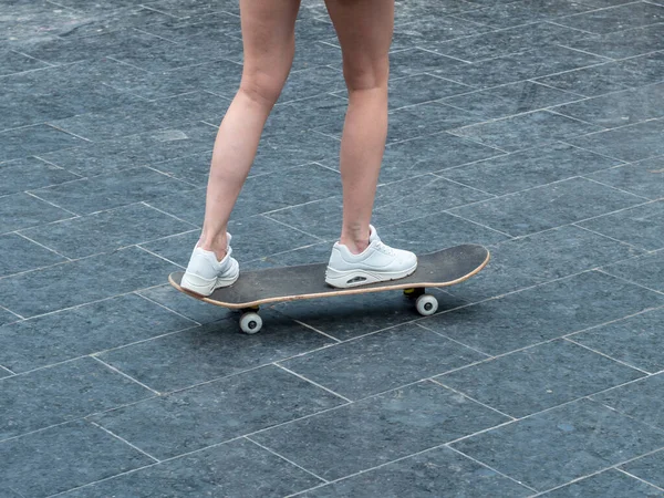 Photo Rapprochée Une Jeune Fille Cool Avec Belles Jambes Baskets — Photo