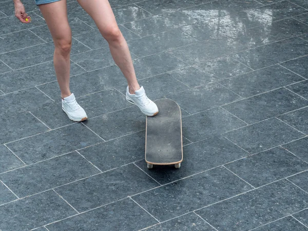 Close Meisje Skateboarder Benen Skateboarden Bij Zonsondergang Zon Achtergrondverlichting Vrijheid — Stockfoto