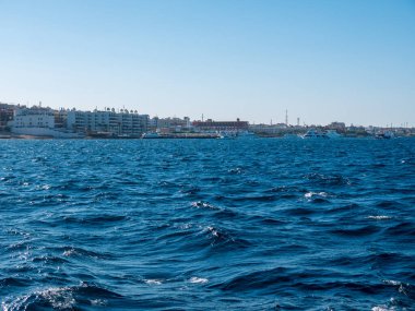 Deniz Burnu. Güzel deniz manzarası otellerin arka planına karşı dinlenmek için ve güzel açık mavi gökyüzü.