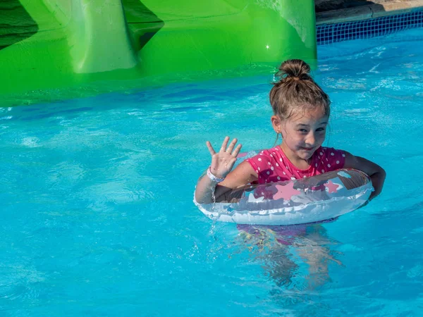 Glückliches Kleines Mädchen Mit Bunten Aufblasbaren Ring Freibad Heißen Sommertagen — Stockfoto