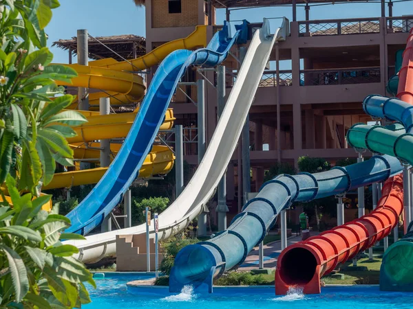 Parque Aquático Com Escorregas Coloridas Atrações Aquáticas Conceito Férias — Fotografia de Stock