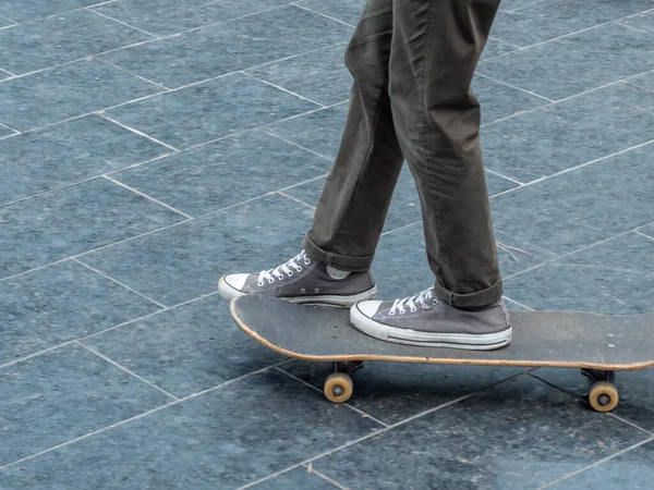 Tonåringen Tar Åktur Skateboard Vänster Fot Skateboarden Och Höger Fot — Stockfoto