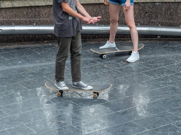 Killen Lär Flickan Att Åka Skateboard Dag Tillägnad Aktiv Skateboard — Stockfoto