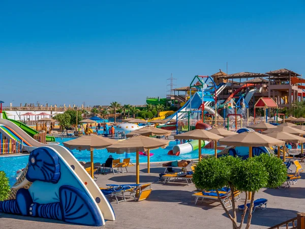 Su parkı, havuzlu parlak renkli slaytlar. Güzel mavi gökyüzü ile bir yaz günü Aquapark.