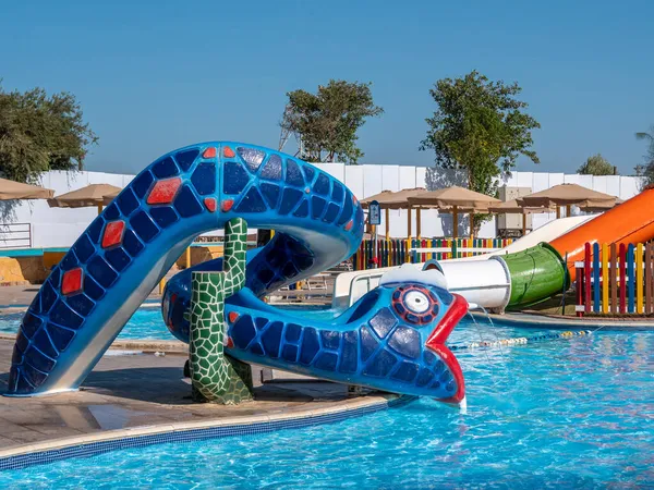Renkli su kaydıraklarıyla dolu bir su parkı. Su çekimleri. Tatil kavramı.