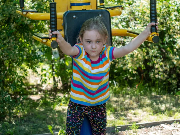 Sportplatz Stadtpark Mit Fitnessgeräten Mädchen Alter Von Jahren Benutzt Einen — Stockfoto