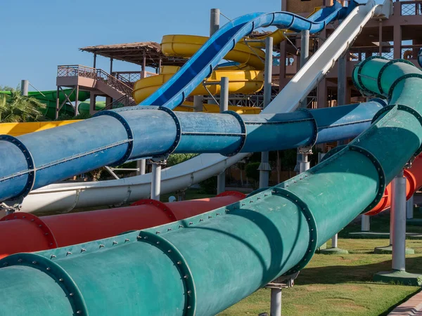 Bela vista de um parque aquático com slides coloridos em um dia ensolarado. — Fotografia de Stock