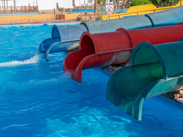 Parque aquático com escorregas coloridas e piscina. — Fotografia de Stock