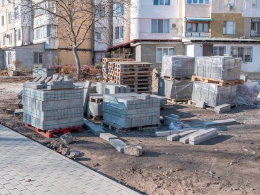 Paletlerdeki gri kaldırım taşları. Kaldırımların tamiri. Yakın plan..