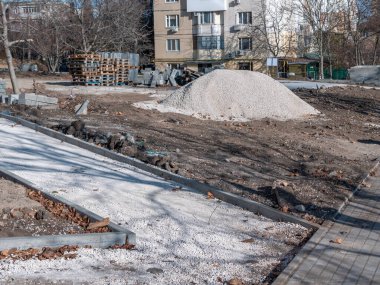 Kaldırımların ve patikaların tamiri. Gri asfalt döşeyen.