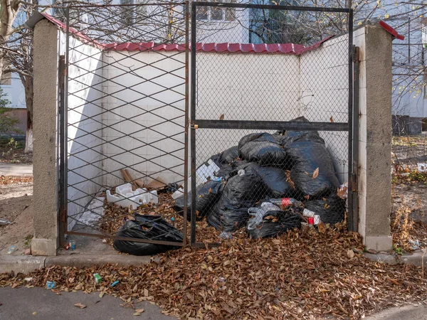 Een speciaal omheinde ruimte voor het verzamelen van plastic vuilniszakken. — Stockfoto