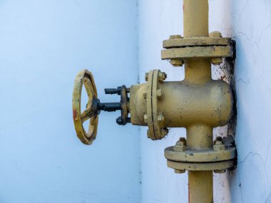 Su borusunda büyük sarı bir musluk var. Yakın plan..