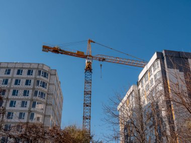 Çok katlı bir bina inşaatı için yüksek kule vinci.