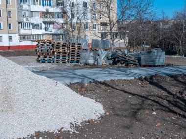 Kaldırımların ve patikaların tamiri. Gri asfalt döşeyen.