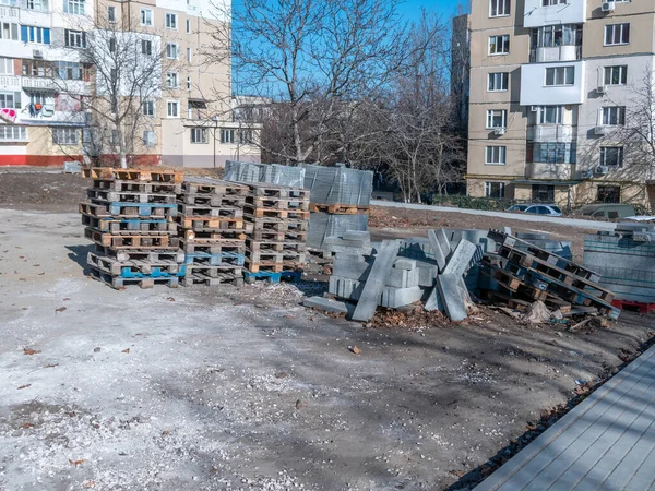 Paletlerdeki gri kaldırım taşları. Kaldırımların tamiri. Yakın plan..