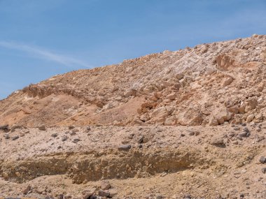 Rocky Hill mavi gökyüzüne karşı. Rocky peyzajları dağ sırası. 