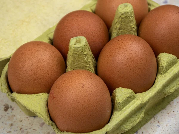 緑の卵の箱に6個の茶色の卵、クローズアップ。選択的焦点. — ストック写真