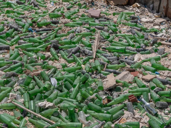 Ekologia planety Ziemia. Wyrzucanie zużytych szklanych butelek. — Zdjęcie stockowe