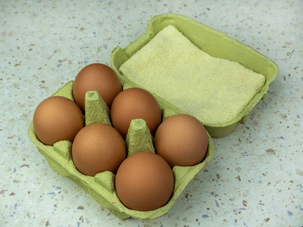 Sex hönsägg i en grön ägglåda, närbild. — Stockfoto