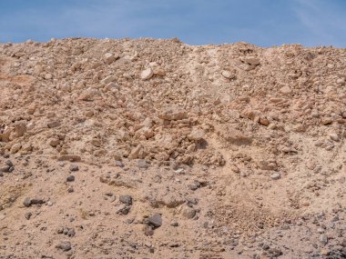 Afrika 'nın sıcak kayalık çöllerinde güneşli bir manzara. Mavi gökyüzüne karşı Rocky tepesi.