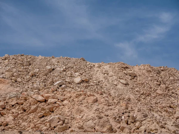 Kuzey Afrika 'nın sıcak kayalık çöllerinde güneşli bir manzara..