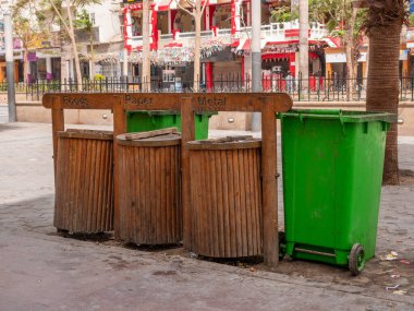 Şehir sokaklarında çöpleri ayırmak için kullanılan ahşap çöp konteynerleri..