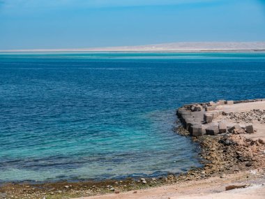 Ufuktaki adanın arka planındaki mavi göl..