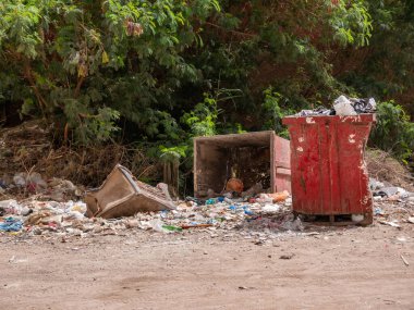 Şehrin sokaklarında çöp konteynırları var. Şehir çöplüğü.