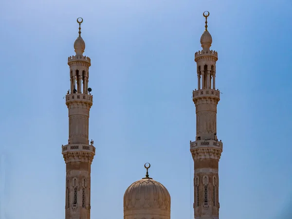 Mosque in the urban area. Dome and towers against a bright blue sky. — Photo