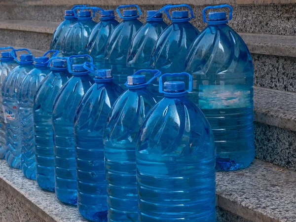 Temiz içme suyu olan büyük mavi şişeler..