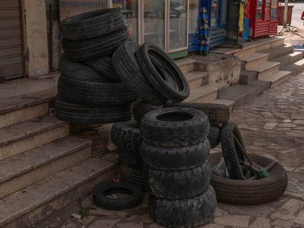 Stos używanych opon samochodowych leży na sobie. Odpady niebezpieczne z opon. — Zdjęcie stockowe