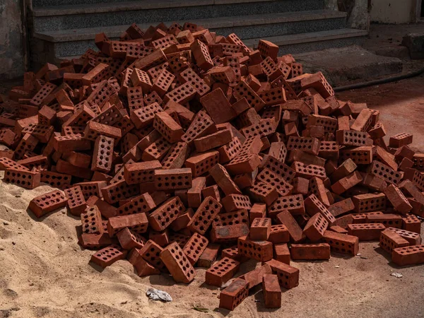 Baumaterialien. Roter Baustein aus gebranntem Lehm — Stockfoto