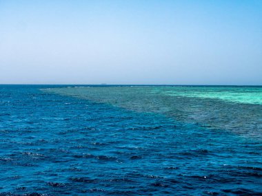 Güzel deniz manzarası. Mavi denizin arka planındaki mercan resifi.