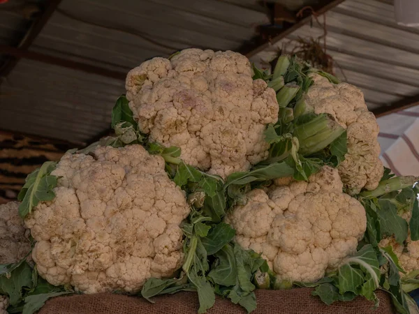 Çiftçilerin sebze pazarında taze ve çiğ karnabahar..