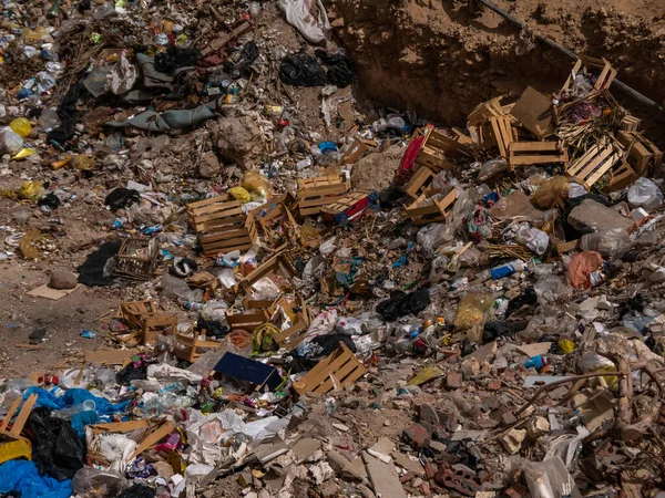 Çöp dökümü veya çöp çöp yığını. Kirliliği kavramı.