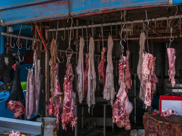 Kött av kor på krokar på marknaden. Djurdödande. — Stockfoto