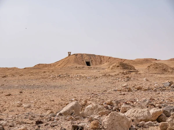 Terk edilmiş eski bir askeri sığınağa giriş. Sığınak.