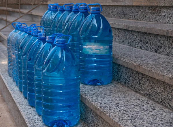 Plastik şişelerde çevre dostu su. Doğal içme suyu..