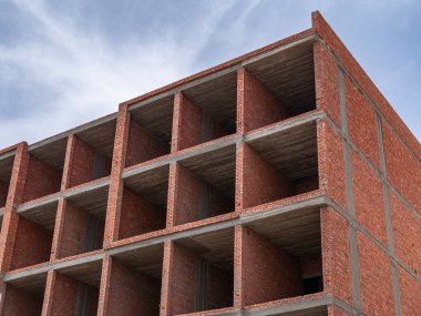 Tamamlanmamış, kırmızı tuğlalı bir evin içinde. Pencereleri kapat.