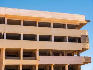 İnşaat işi. Modern teknolojiler kullanılarak binaların inşası.