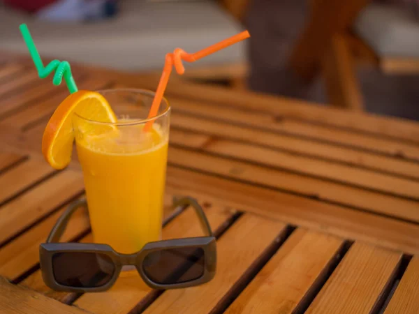 Glass Orange Juice Ripe Orange Slice Green Straw Table Sunglasses — ストック写真