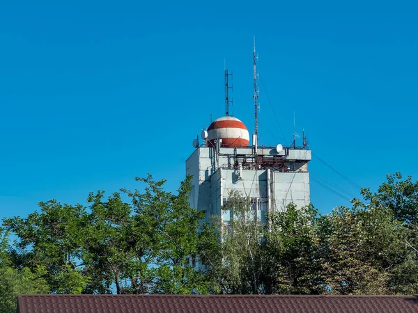 Antena Jaringan Seluler Memancarkan Dan Menyiarkan Gelombang Sinyal Listrik Yang — Stok Foto