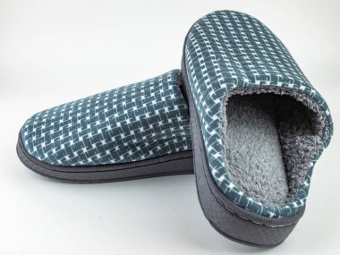 Beyaz arka planda ev terlikleri. Ev için modern ve rahat ayakkabılar..