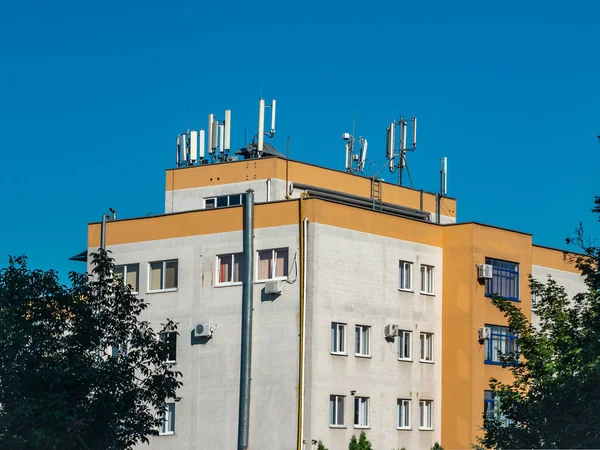 Mnoho Telekomunikačních Antén Střeše Domu Proti Modré Obloze Telefonní Komunikace — Stock fotografie