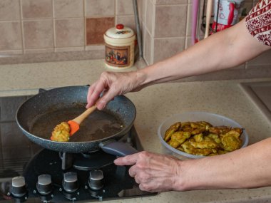 Bir kadının el kızartma kabağı böreğinin üst görüntüsünü kapatın. Vejetaryen sebze yemekleri sağlık için iyidir. Vejetaryenlik kavramı.