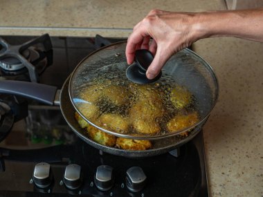 Bir kadının el kızartma kabağı böreğinin üst görüntüsünü kapatın. Vejetaryen sebze yemekleri sağlık için iyidir. Veganlık kavramı. Vejetaryen yemeği pişirmek.