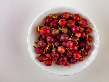 Beyaz bardakta bektaşi üzümlerinin üst görüntüsü. Tatlı ve sulu dut. Sağlıklı yaz yemekleri. Vejetaryenlik ve vejetaryenlik kavramı.