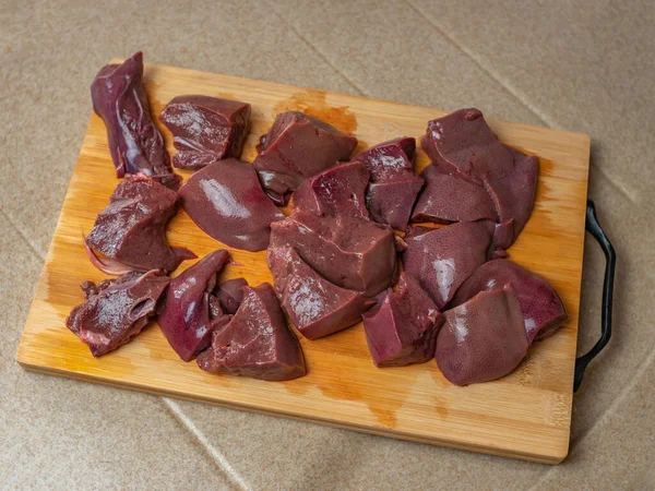 Frische Rinderleber Stücke Auf Einem Holzbrett Geschnitten Fleischgerichte Kochen Diätprodukte — Stockfoto